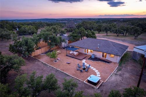 Peacock Ranch - Hot Tub Fire Pit Game Room & Bar in Fredericksburg, USA