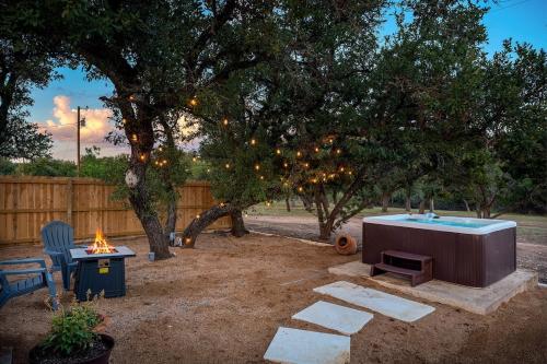 Peacock Ranch - Hot Tub Fire Pit Game Room & Bar in Fredericksburg, USA