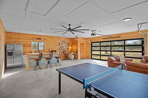 Peacock Ranch - Hot Tub Fire Pit Game Room & Bar in Fredericksburg, USA