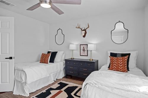 Peacock Ranch - Hot Tub Fire Pit Game Room & Bar in Fredericksburg, USA