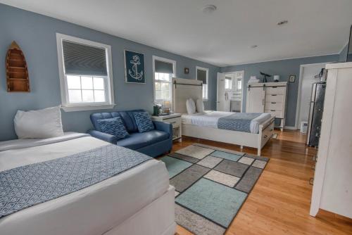 Queen Room with Single Bed and Single Sofa Bed - No Pets