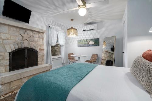 Stonewall Bungalow 2 - Sleeps 2 in Stonewall, USA
