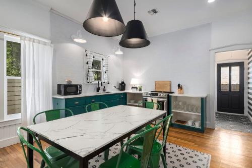 Stonewall Main Haus - Sleeps 6 in Stonewall, USA
