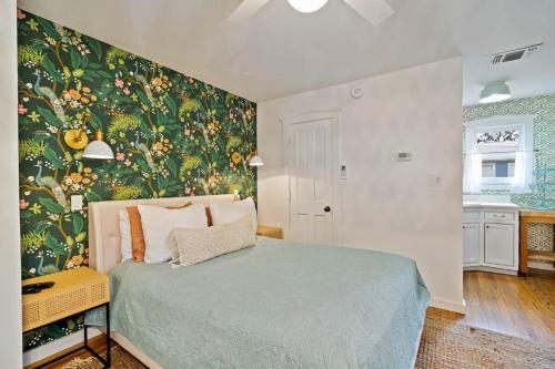 Stonewall Bungalows - Sleeps 15 in Stonewall, USA