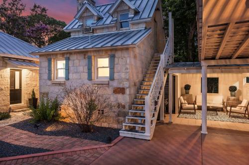Stonewall Bungalows - Sleeps 15 in Stonewall, USA