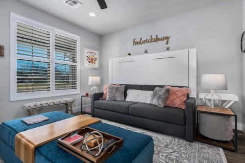 Strawberry Suite - Fire Pit BBQ Grill & more in Fredericksburg, USA