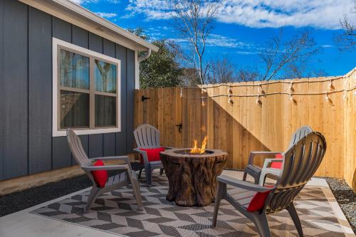 Strawberry Suite - Fire Pit BBQ Grill & more in Fredericksburg, USA