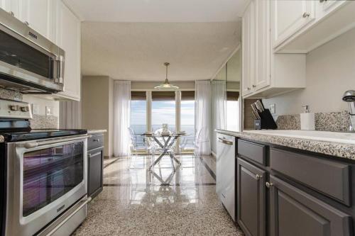 SURF-N-SAND 2-Bedrooms, MALIBU in Malibu
