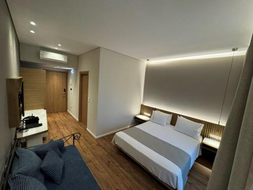 1 queen bed, 1 sofa bed