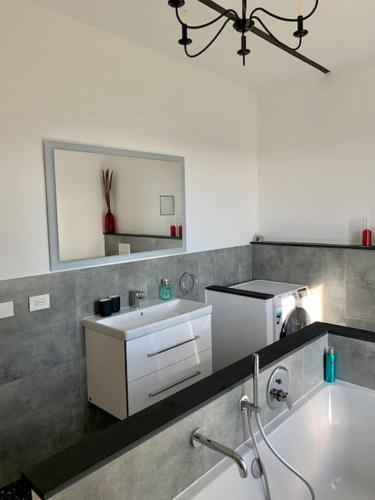 Vannas istaba, Ferienhaus Casa Toni mit Wallbox & Photovoltaik in Tagliolo Monferrato