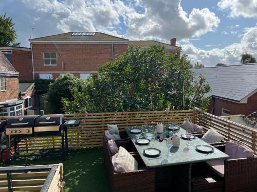 Crescent Cottage, sleeps 8, pet friendly in ติวเกสเบอรี