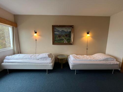 4 twin beds