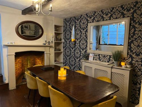 Crescent Cottage, sleeps 8, pet friendly in ติวเกสเบอรี