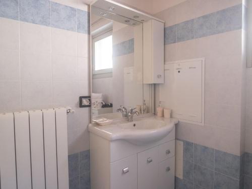 Dante with spacious balcony and Lake view