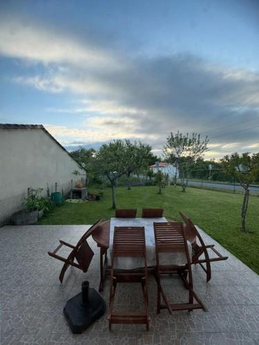 Maison jardin proche lac & Autoroute in Les Billaux