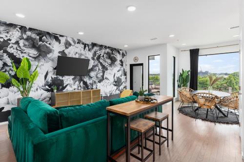 River View High-End Condo with Private Patio and FREE Parking