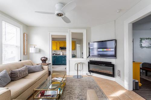 Newly Renovated 5BR 2BA Haven with Amenities in Bridgeport, USA