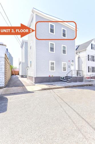 Rehabbed 3BR2Bth, parking, Cambridge,Boston in Somerville, USA
