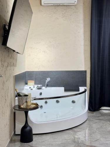 Falco Boutique Home with Jacuzzi, Neapol
