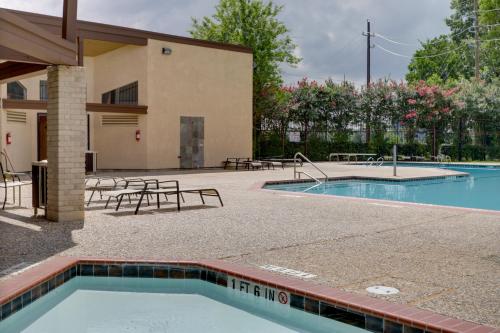 Central Houston Townhome with Patio 4 Mi to Airport in Houston, USA