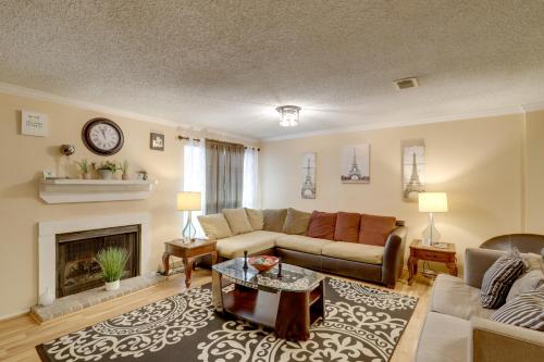 Central Houston Townhome with Patio 4 Mi to Airport in Houston, USA