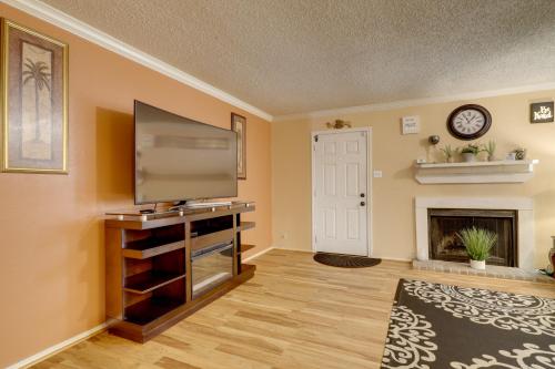 Central Houston Townhome with Patio 4 Mi to Airport in Houston, USA