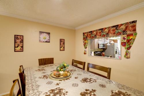 Central Houston Townhome with Patio 4 Mi to Airport in Houston, USA