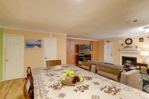 Central Houston Townhome with Patio 4 Mi to Airport in Houston, USA
