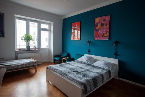 1 queen bed, 1 twin bed