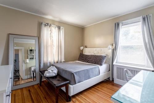 Bella room near downtown Train I-95 & beaches in Stamford, USA