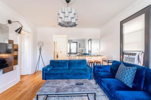 The Blue Sapphire 2BR 2 King beds & ample backyard in Bridgeport, USA