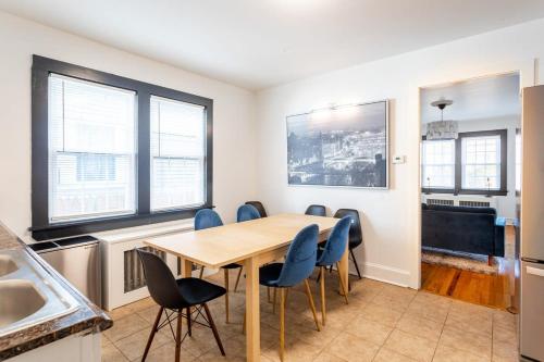 The Blue Sapphire 2BR 2 King beds & ample backyard in Bridgeport, USA
