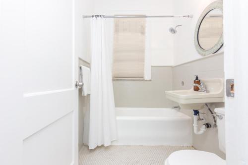 2-BDRM -Heart Wynwood & Edgewater- Private Parking in Miami, USA