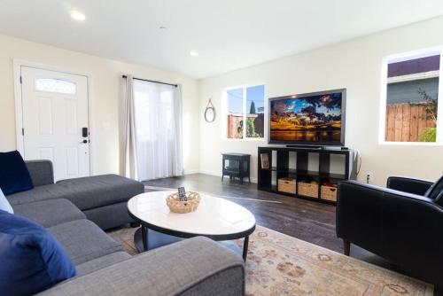 National City Gem 3BR & 2 BT Sleeps 8 in National City, Vereinigte Staaten von Amerika