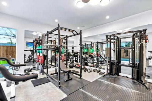 Newly Built 4BR home in Uptown Dallas - Private Pool, Hot Tub, Gym & Games Room! in Dallas, USA