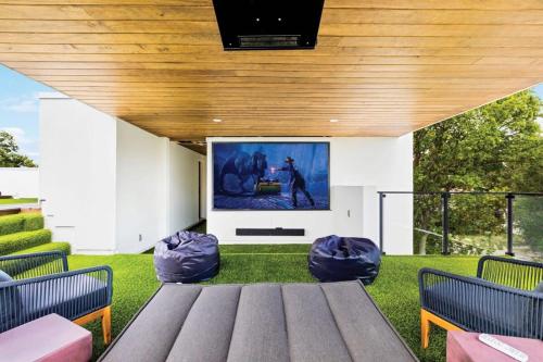 Newly Built 4BR home in Uptown Dallas - Private Pool, Hot Tub, Gym & Games Room! in Dallas, USA