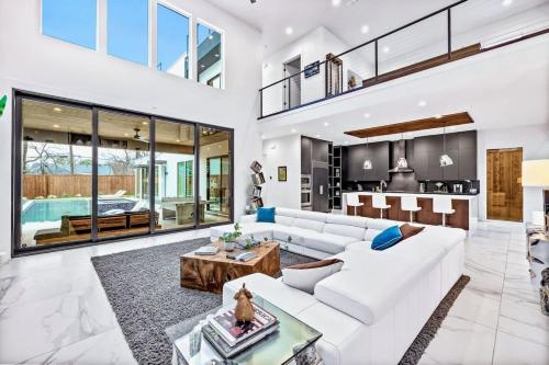 Newly Built 4BR home in Uptown Dallas - Private Pool, Hot Tub, Gym & Games Room! in Dallas, USA
