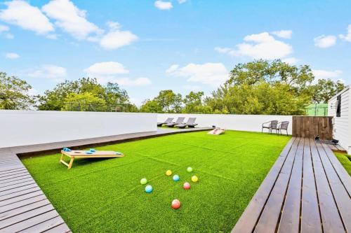 Newly Built 4BR home in Uptown Dallas - Private Pool, Hot Tub, Gym & Games Room! in Dallas, USA
