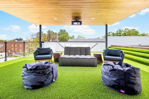 Newly Built 4BR home in Uptown Dallas - Private Pool, Hot Tub, Gym & Games Room! in Dallas, USA
