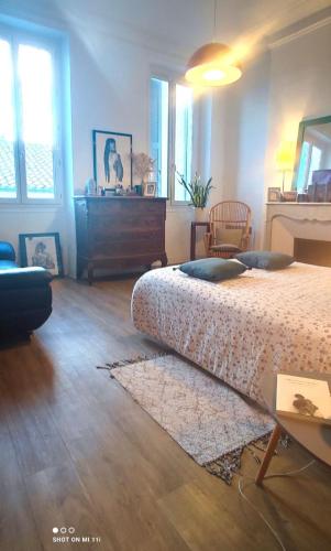 Chez l'habitant, propose Grande chambre Vieux port Marseille, Marseille (photo 3)