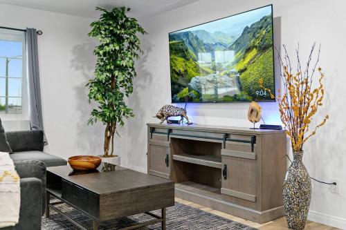Casa Lanzit -The Perfect Winter Retreat! Low Fees! in Los Angeles, USA