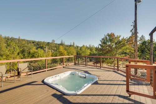 Waterfront Mariposa Vacation Rental w/ Hot Tub in Bootjack (CA)