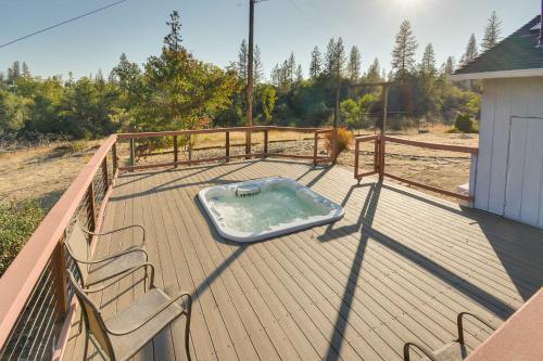 Waterfront Mariposa Vacation Rental w/ Hot Tub in Bootjack (CA)