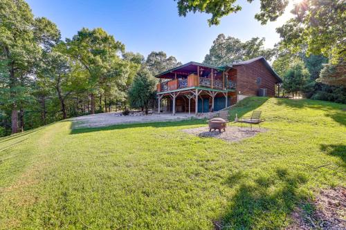 Just a Cast Away Cassville Cabin with Covered Deck in Cassville, USA