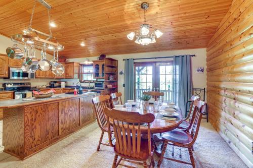 Just a Cast Away Cassville Cabin with Covered Deck in Cassville, USA