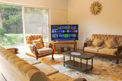 Spacious Cuernavaca House 14 Guests Pool & Grill in Palmira, Mexico