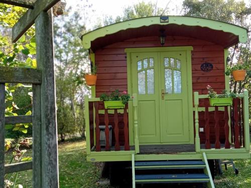. Roulotte bucolique en bois avec terrasse, Vallée de la Sarthe - FR-1-410-188