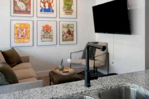 NEW Studio with 2 Beds 7 mins to Broadway thumb 3