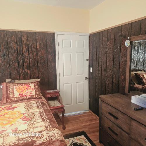 King Bed with Private Bathroom Divine Villa Harper, Irvington (zdjęcie 8)
