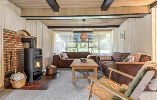 2 Bedroom Pet Friendly Home In Glesborg in Glesborg